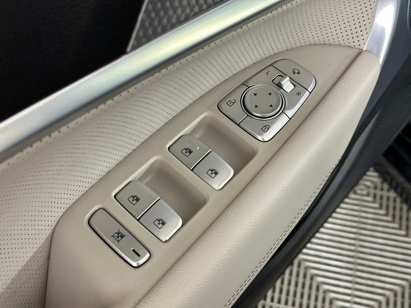 Used 2023 Genesis G70 2.0T w/ Sport Prestige Package image 36