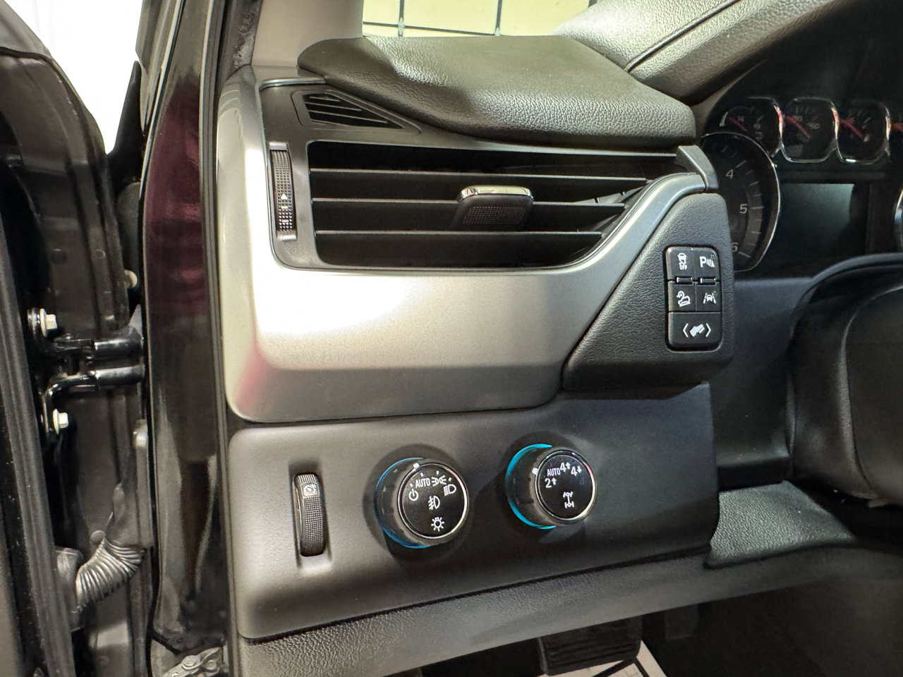 Used 2018 Chevrolet Tahoe LT w/ Luxury Package image 19