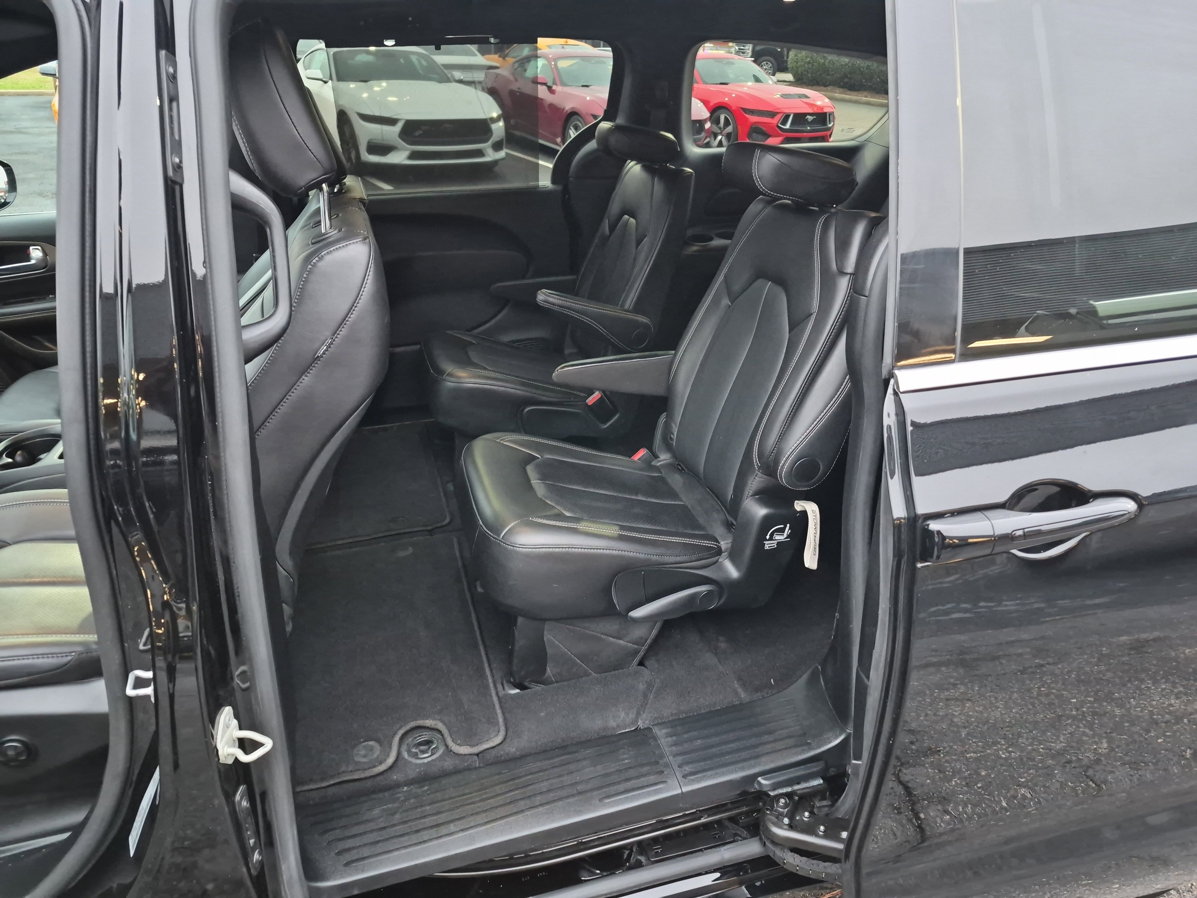 Used 2025 Chrysler Pacifica Select image 13