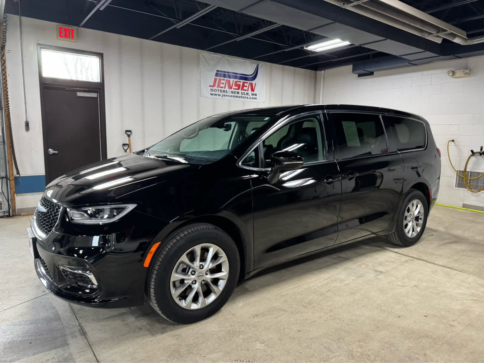 Used 2024 Chrysler Pacifica Touring-L image 1