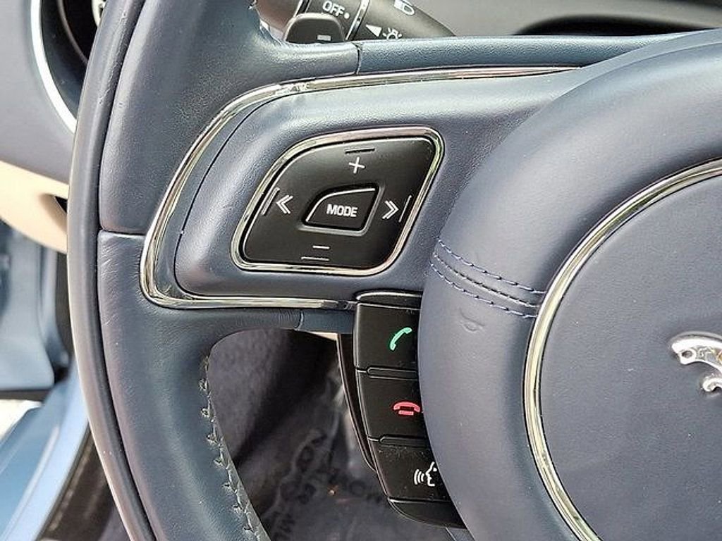 Used 2011 Jaguar XJ image 21