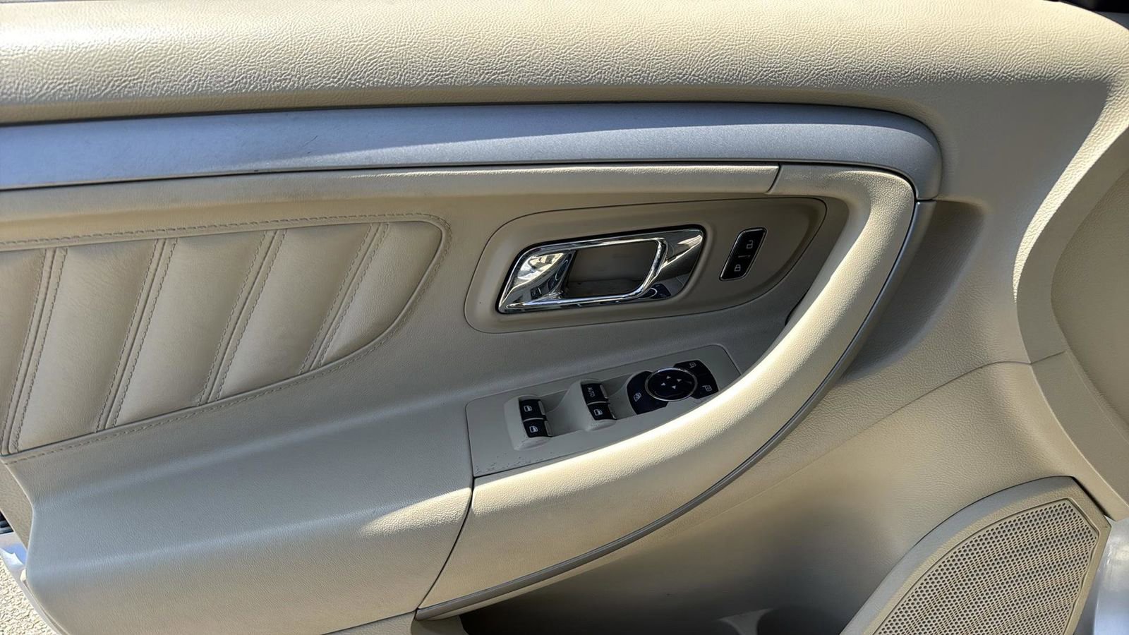 Used 2014 Ford Taurus SEL image 9