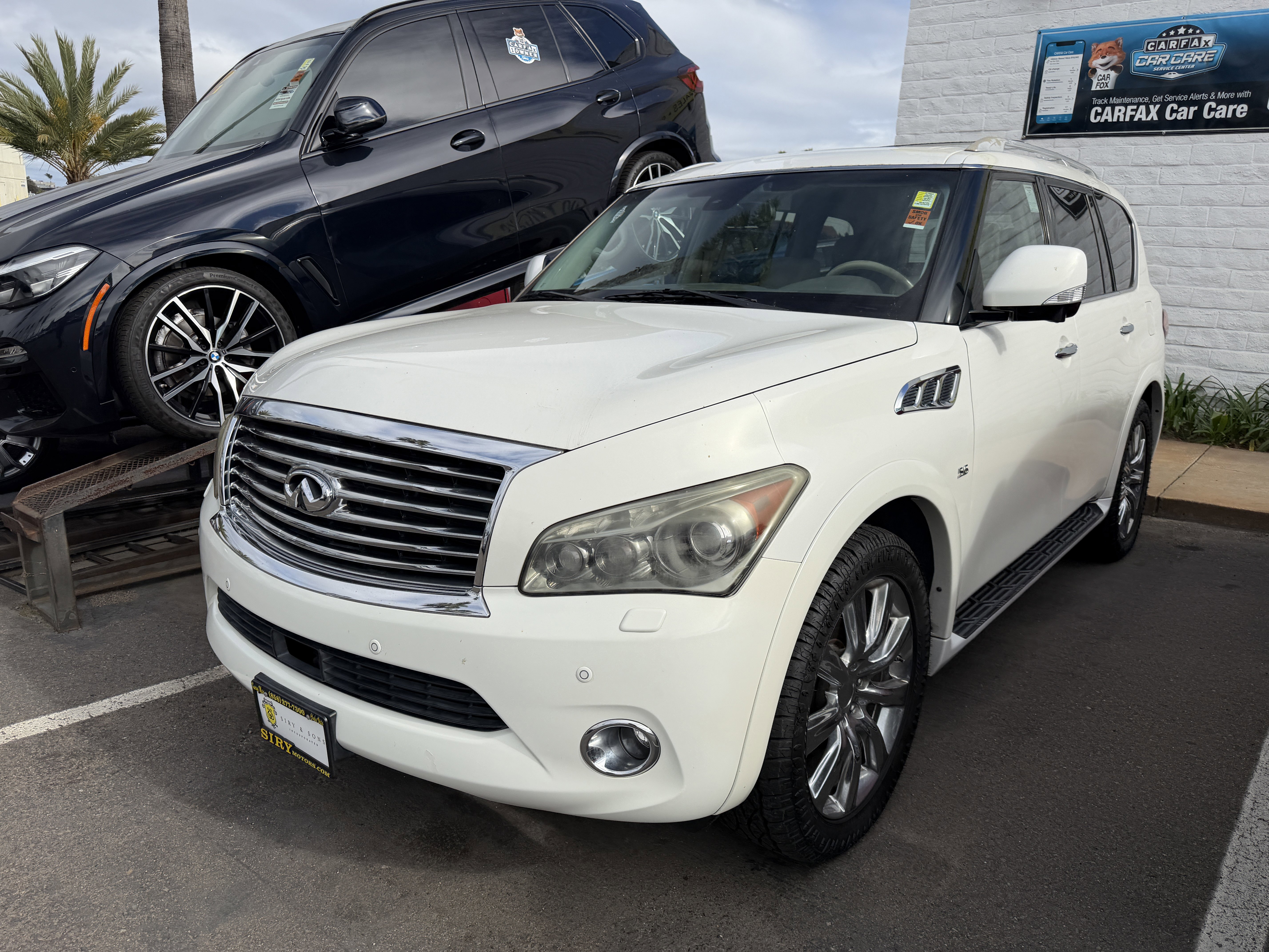 Used 2014 INFINITI QX80 4WD w/ Deluxe Touring Package image 3