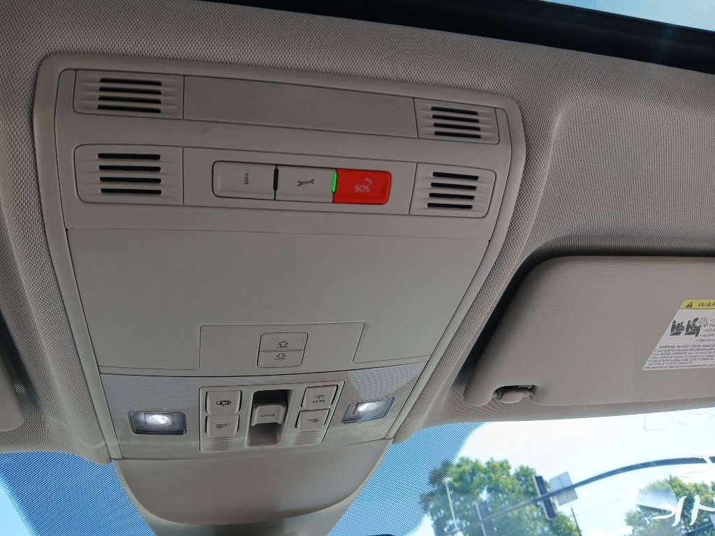 Certified 2025 Volkswagen Taos SE FWD image 18