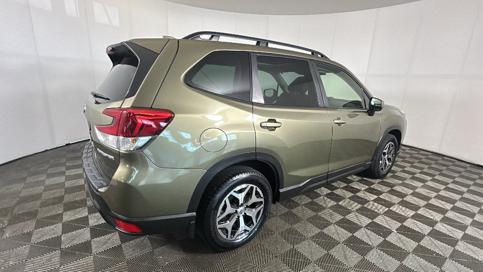 Used 2023 Subaru Forester Premium AWD/4WD image 3
