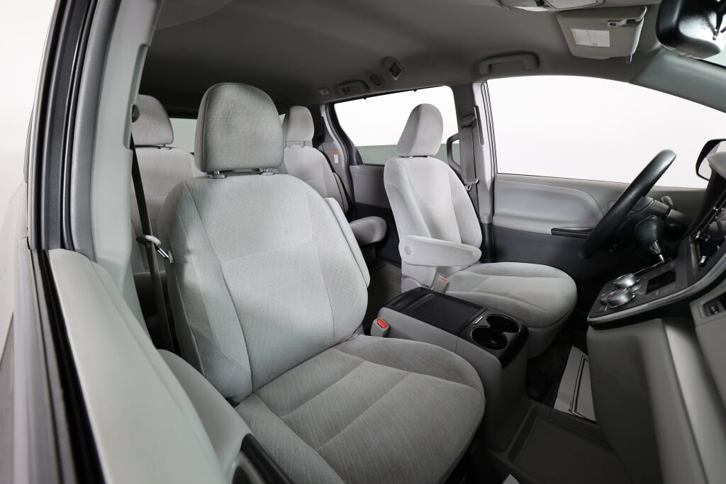 Used 2018 Toyota Sienna LE FWD image 22