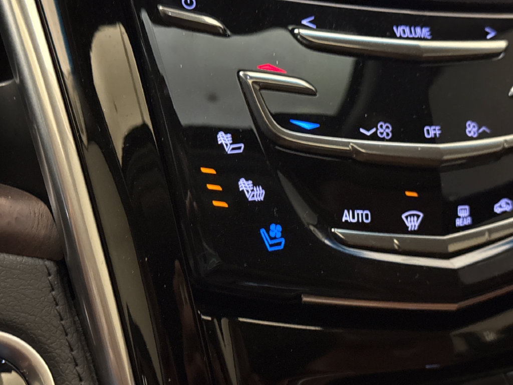 Used 2020 Cadillac Escalade Premium Luxury w/ Escalade Sport Edition AWD/4WD image 35
