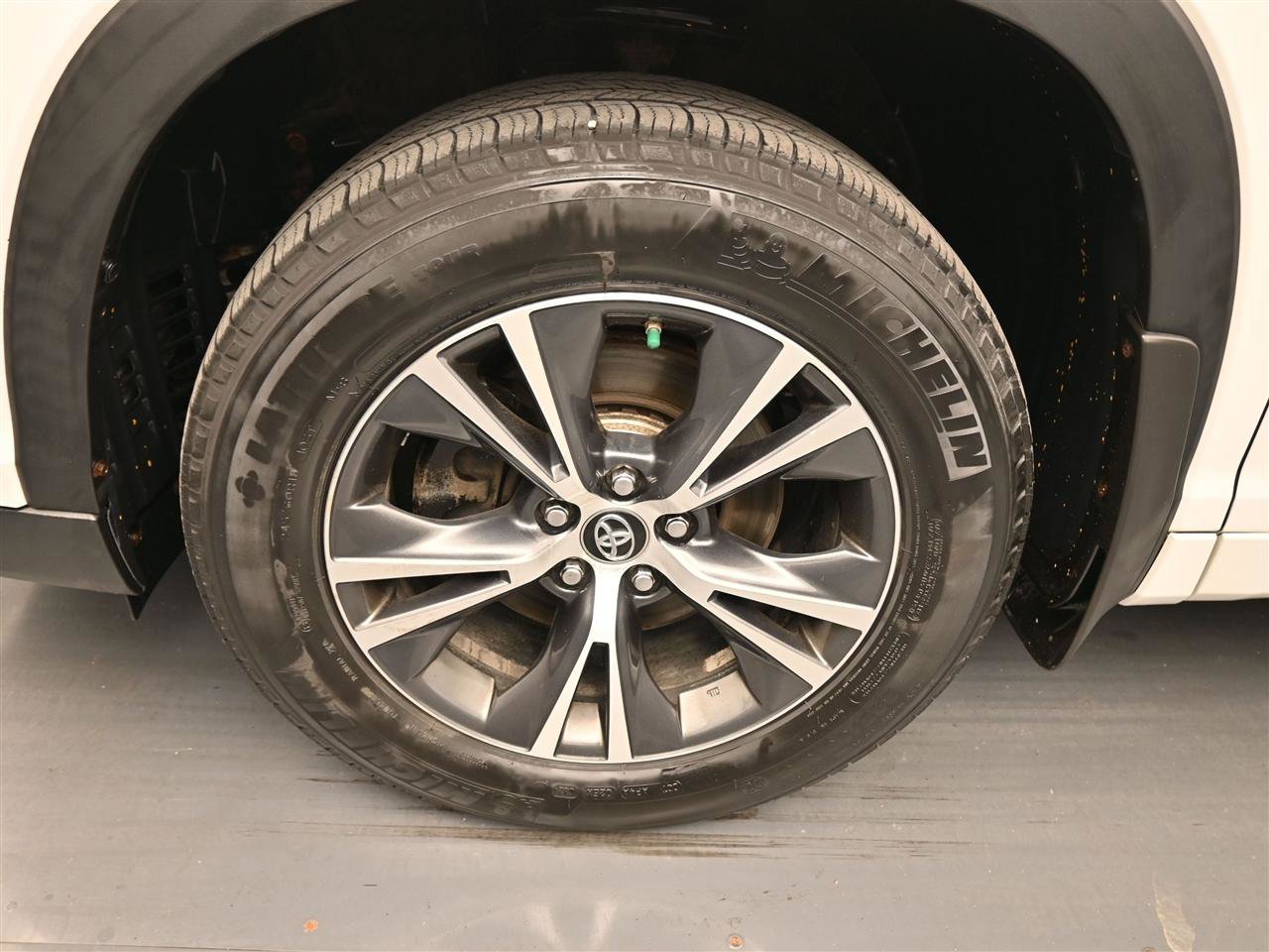Used 2016 Toyota Highlander XLE AWD/4WD image 17