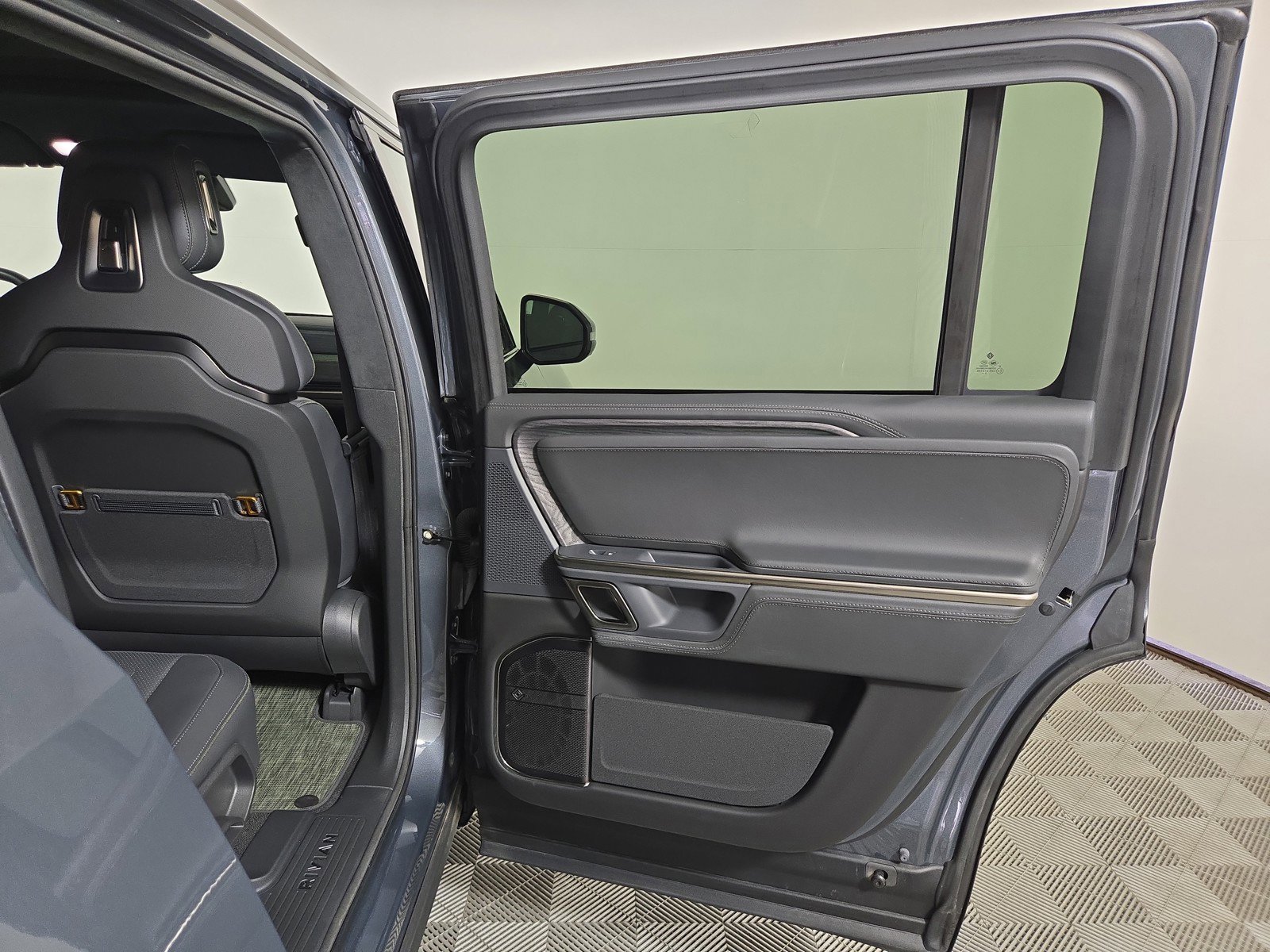 Used 2024 Rivian R1S Adventure AWD/4WD image 19