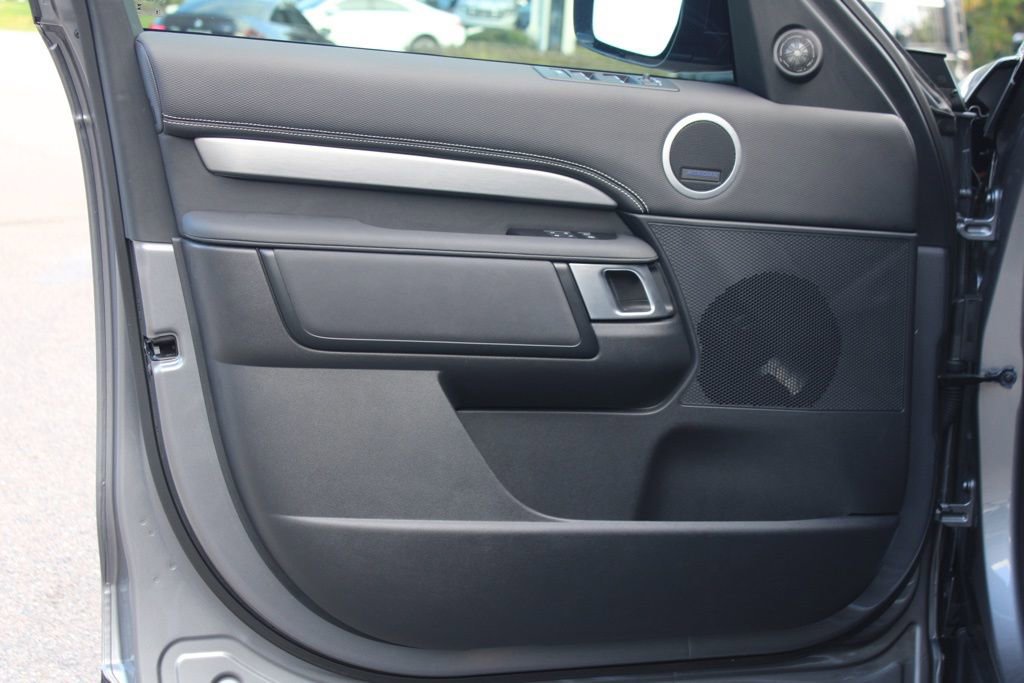 Certified 2025 Land Rover Discovery Dynamic SE image 13