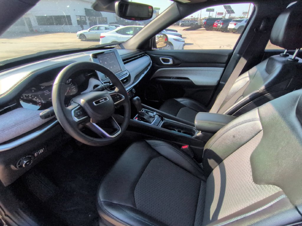 Used 2025 Jeep Compass Latitude w/ Sun & Sound Group AWD/4WD image 15