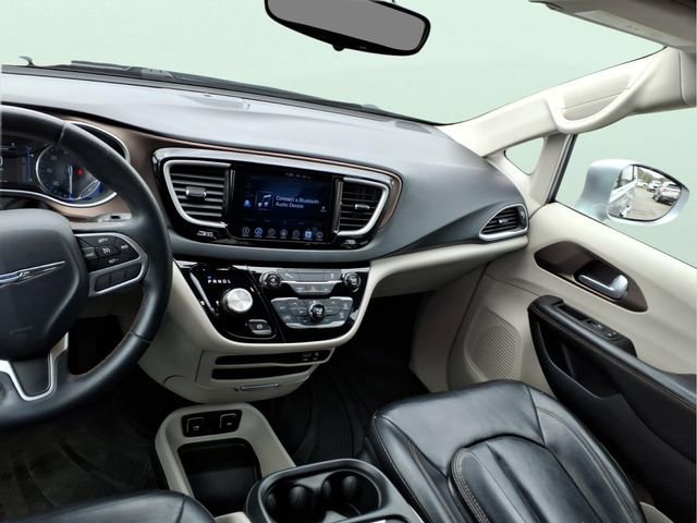 Used 2017 Chrysler Pacifica Touring-L w/ Tire & Wheel Group image 16