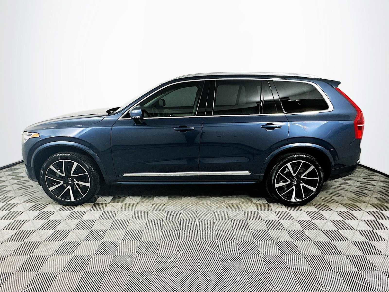 Certified 2025 Volvo XC90 B6 Plus image 4