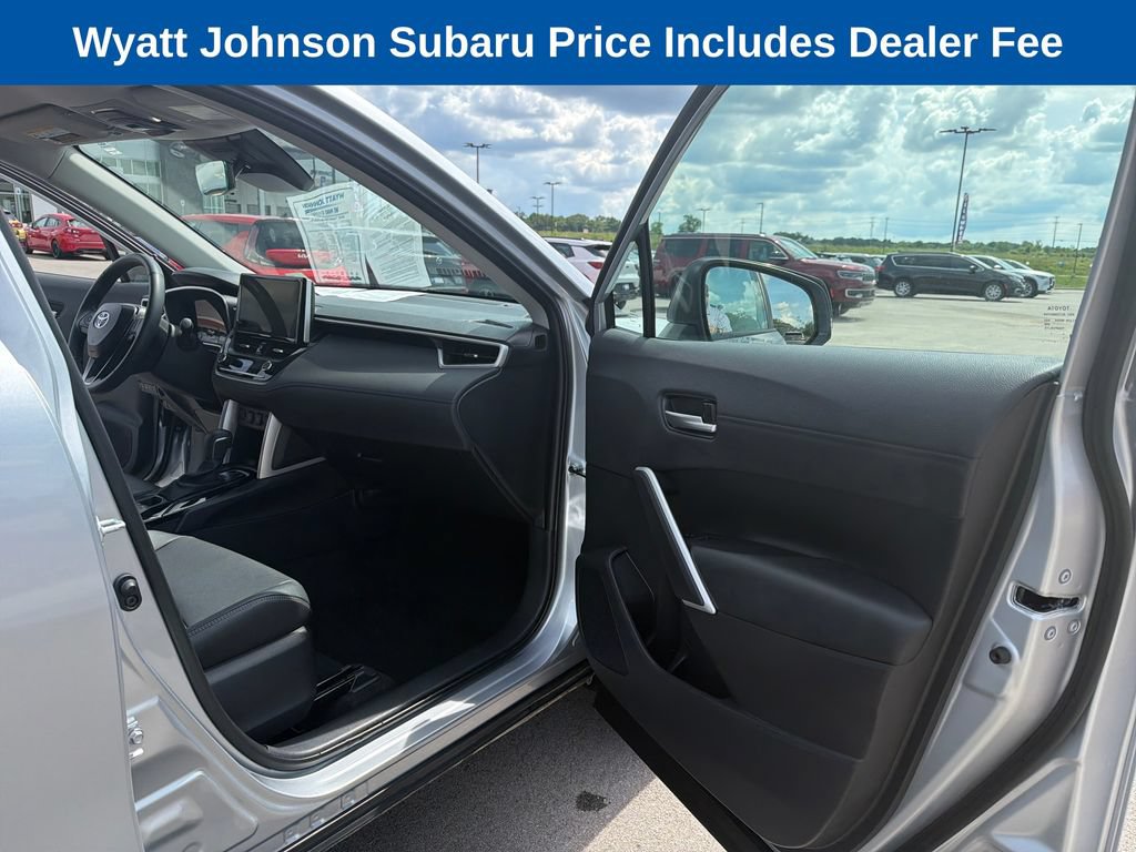 Used 2025 Toyota Corolla Cross XLE FWD image 30