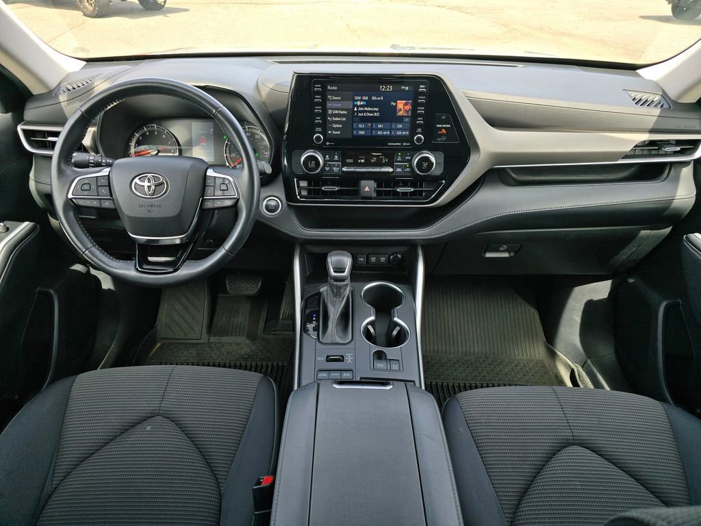 Used 2021 Toyota Highlander LE image 4