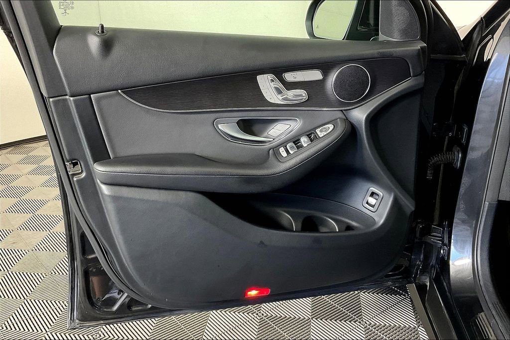 Used 2021 Mercedes-Benz GLC 300 4MATIC image 24