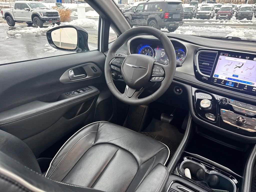 Used 2024 Chrysler Pacifica Limited w/ S Appearance Package image 9