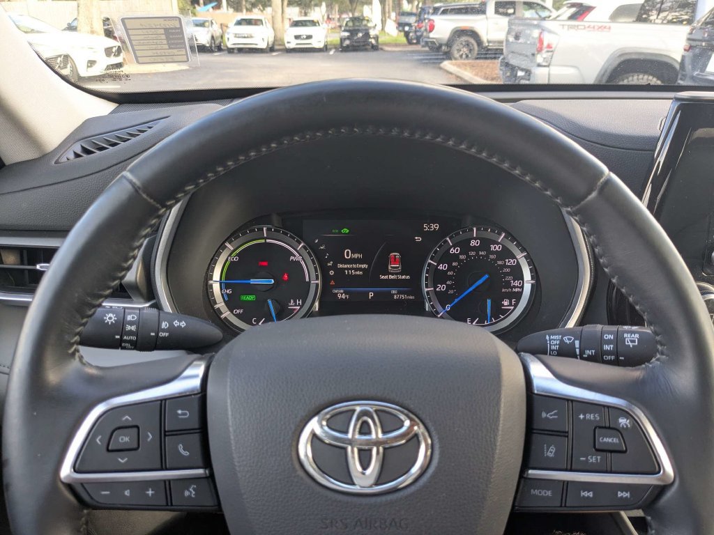 Used 2021 Toyota Highlander XLE AWD/4WD image 40