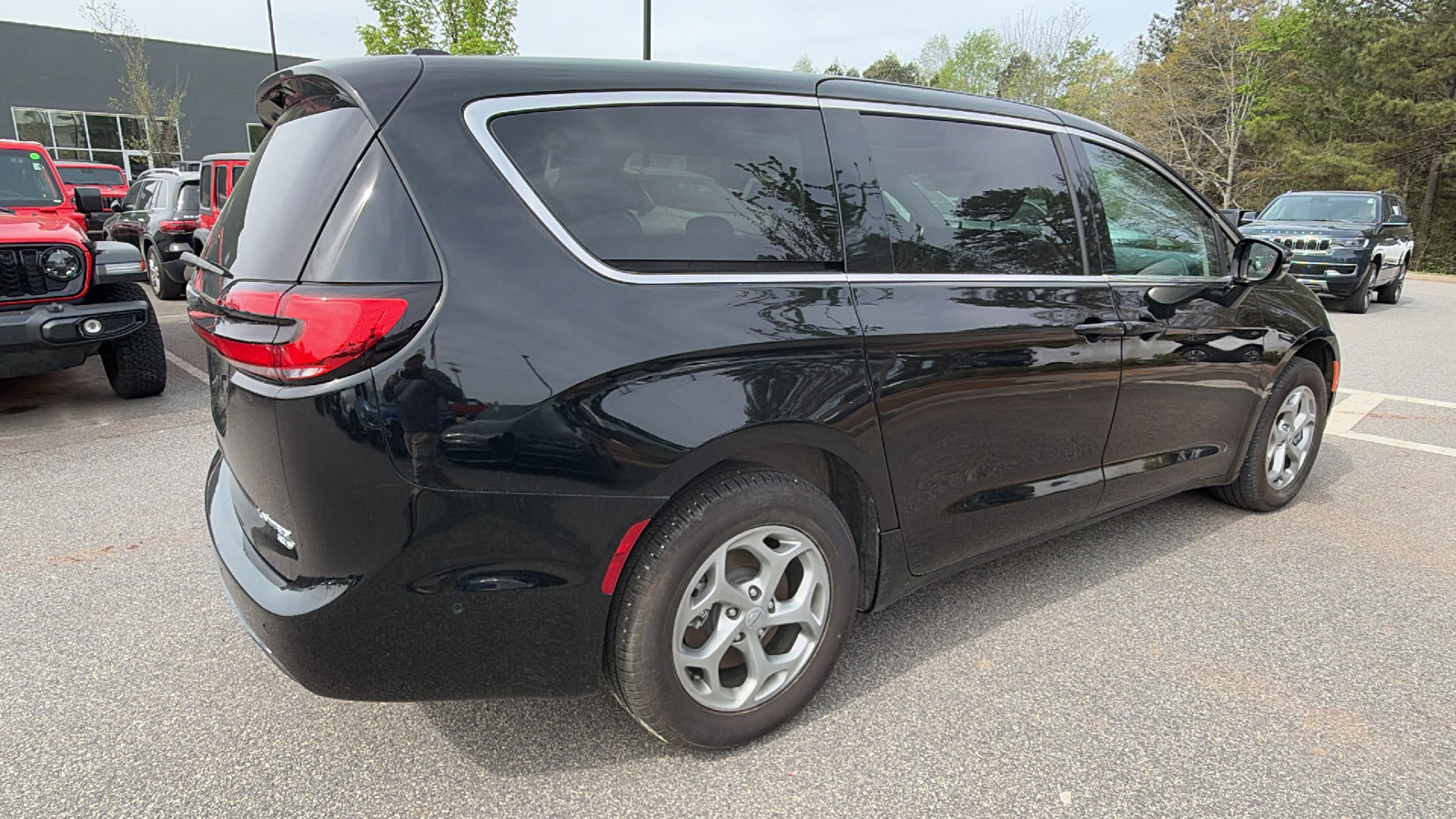 Used 2024 Chrysler Pacifica Limited image 8