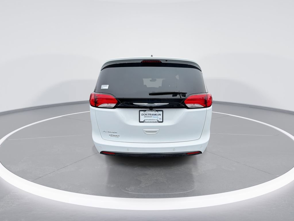 Used 2025 Chrysler Voyager LX FWD image 7