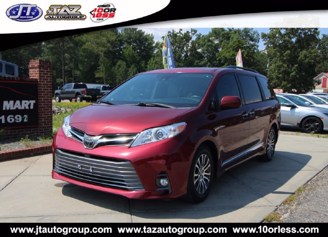 Used 2018 Toyota Sienna XLE Premium w/ Carpet Mat Package FWD image 3