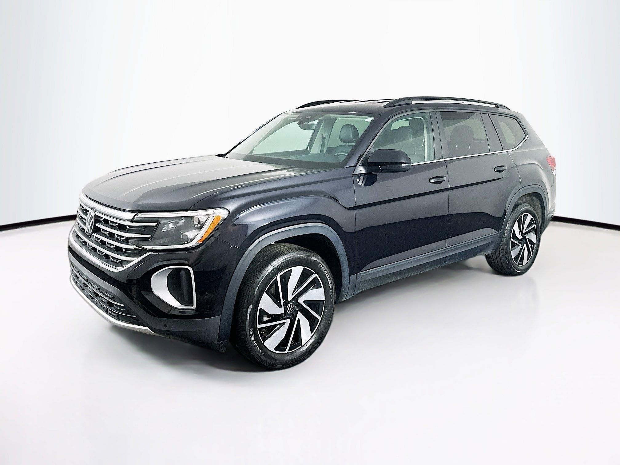 Used 2025 Volkswagen Atlas SE image 3