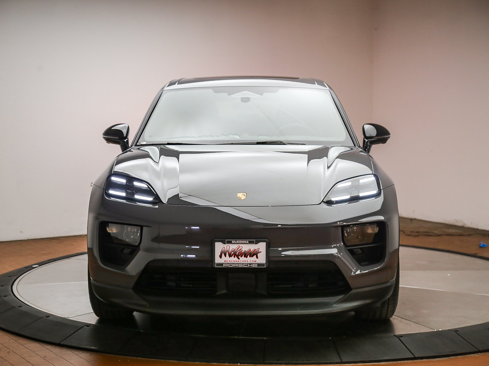 Certified 2025 Porsche Macan 4S Electric AWD/4WD image 3