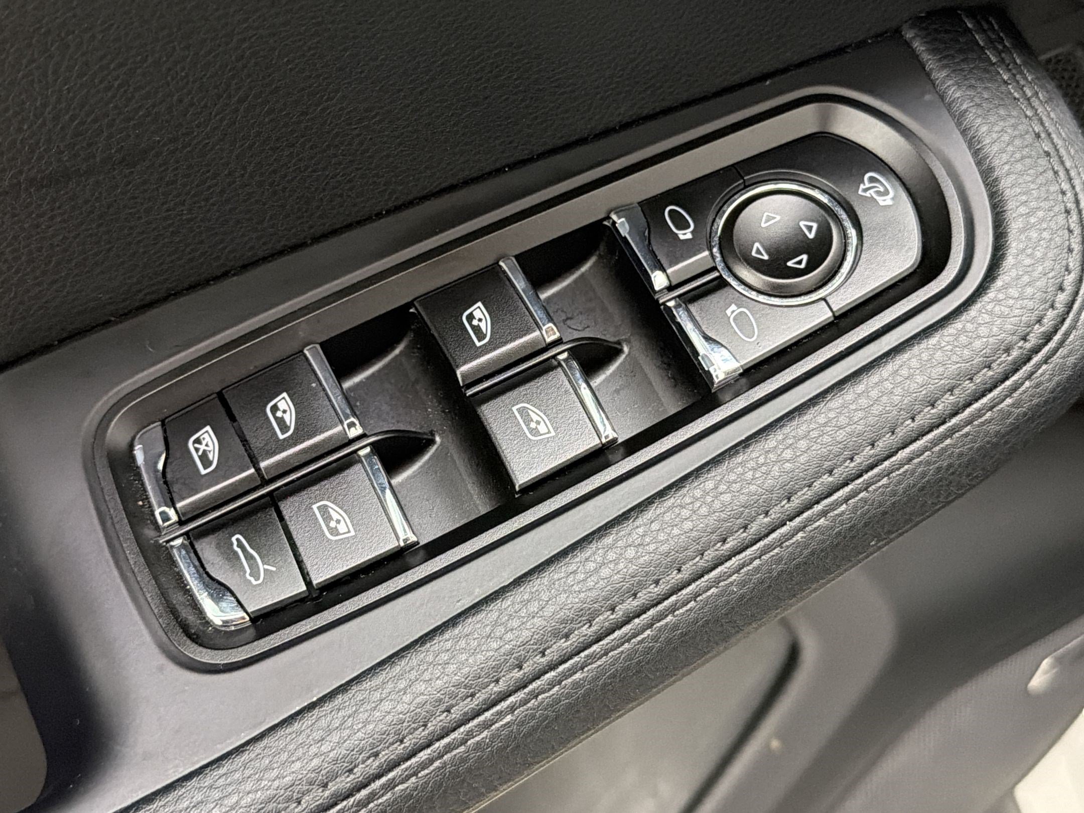 Used 2026 Porsche Macan AWD/4WD image 24