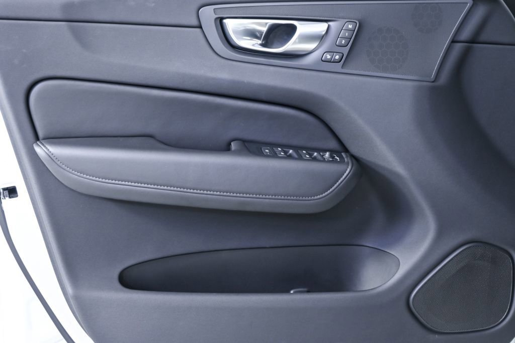 Certified 2025 Volvo XC60 B5 Core AWD/4WD image 8