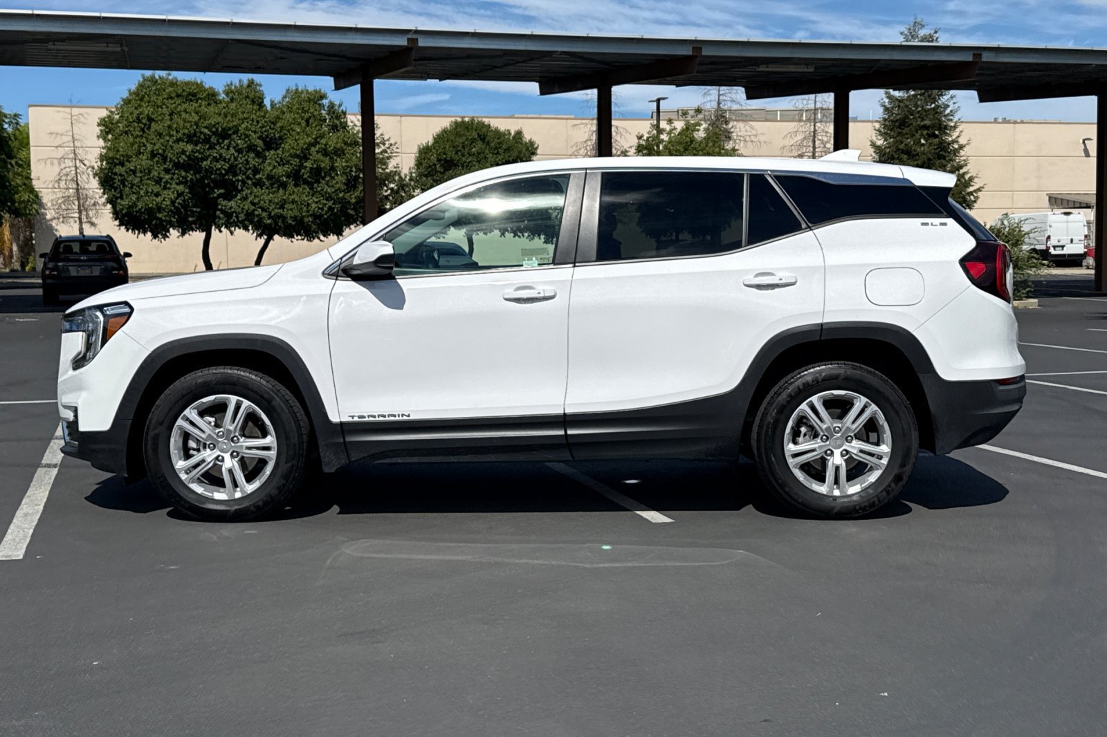 Used 2024 GMC Terrain SLE AWD/4WD image 14