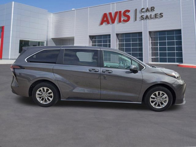 Used 2025 Toyota Sienna LE image 5