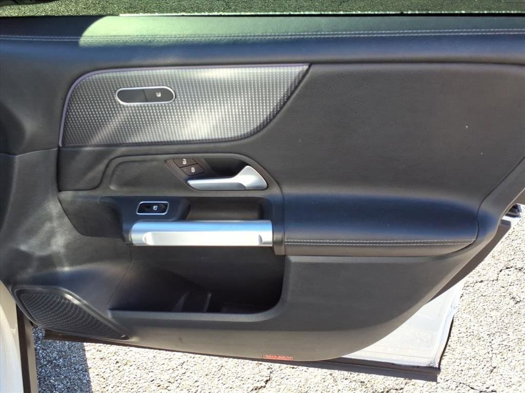 Used 2022 Mercedes-Benz GLB 250 GLB 250 image 14