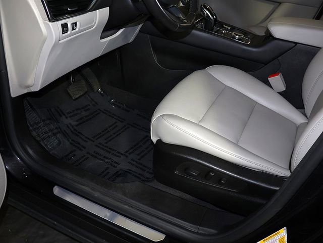 Used 2023 Cadillac XT4 Luxury w/ Cold Weather Package FWD image 24