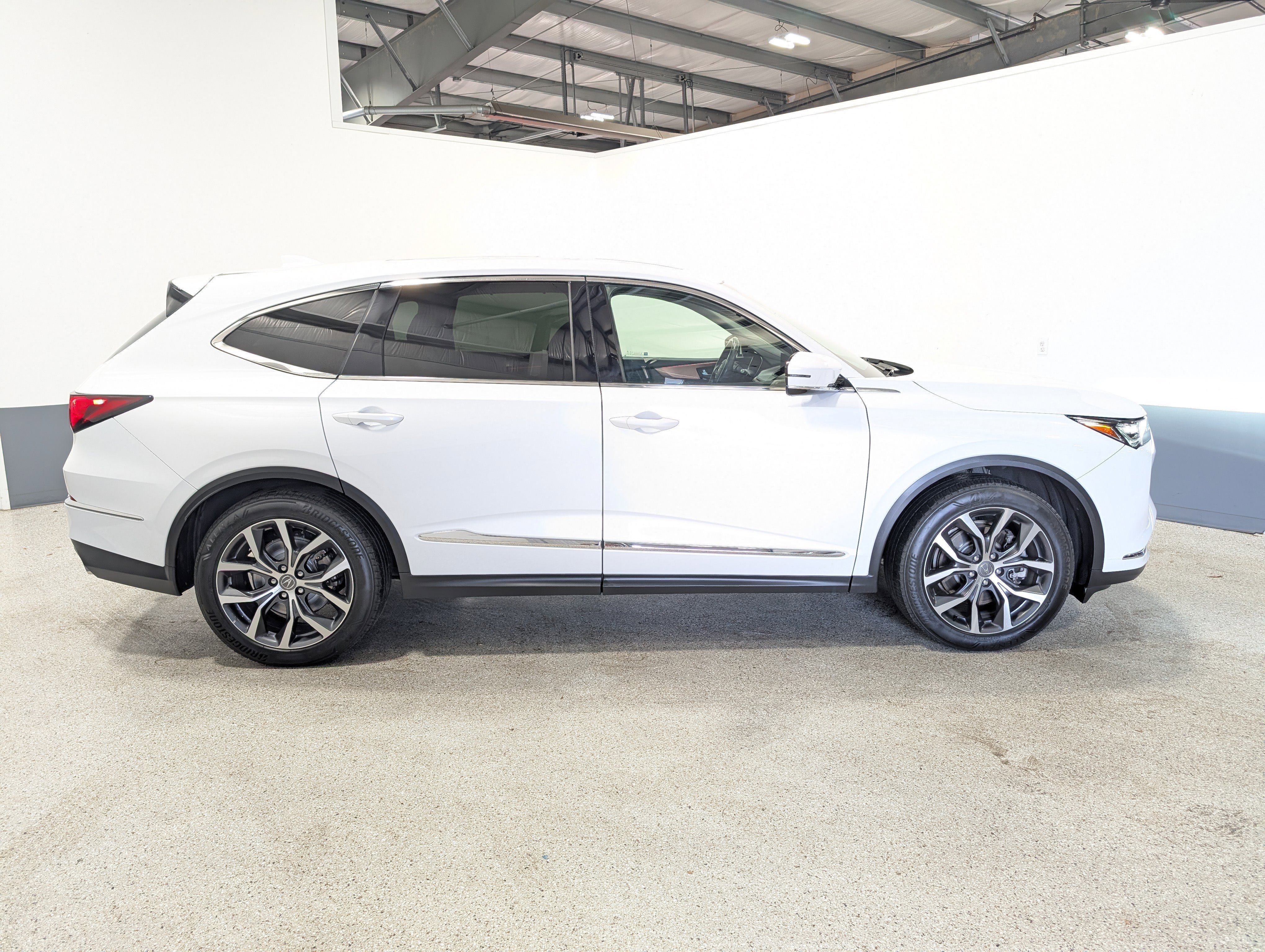 Used 2022 Acura MDX SH-AWD w/ Technology Package image 2