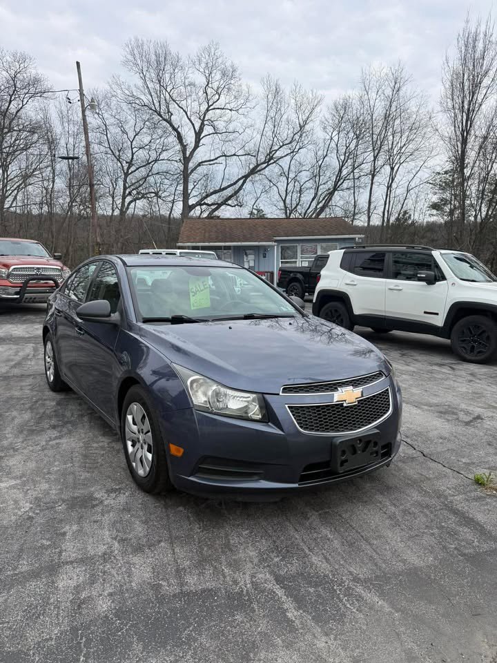 Used 2013 Chevrolet Cruze LS image 2