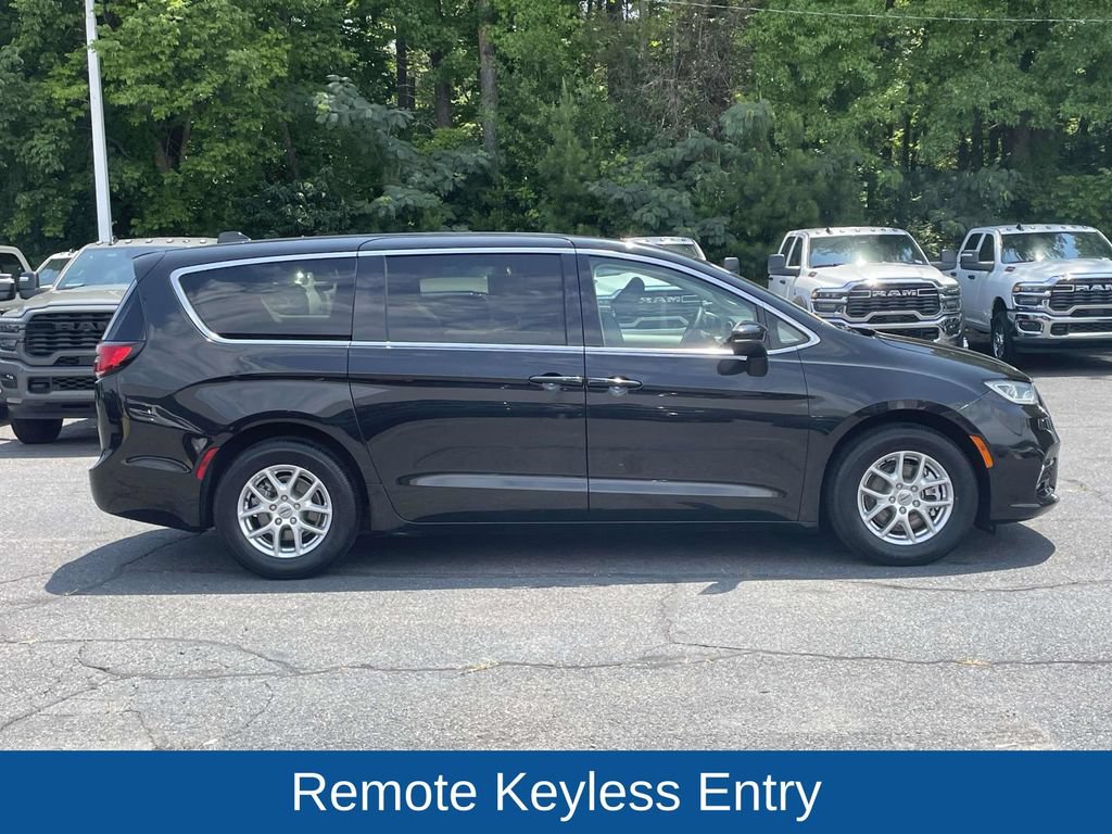 Certified 2023 Chrysler Pacifica Touring-L FWD image 10