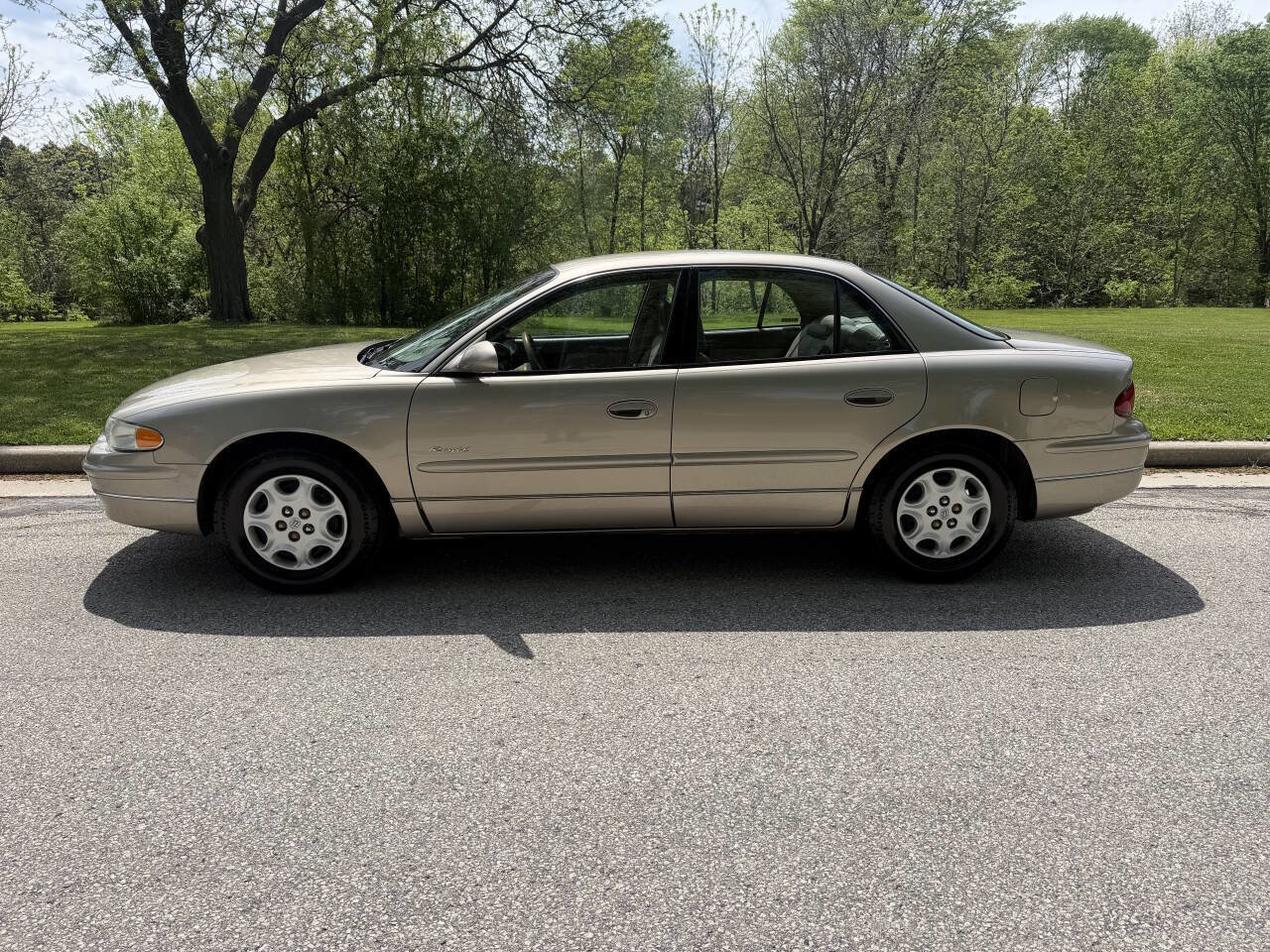 Used 2000 Buick Regal LS w/ Luxury Pkg FWD image 2