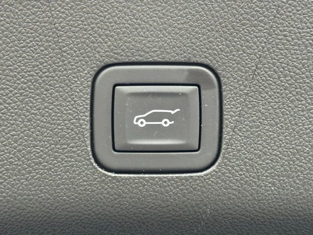 Used 2025 Chevrolet Suburban Premier image 40