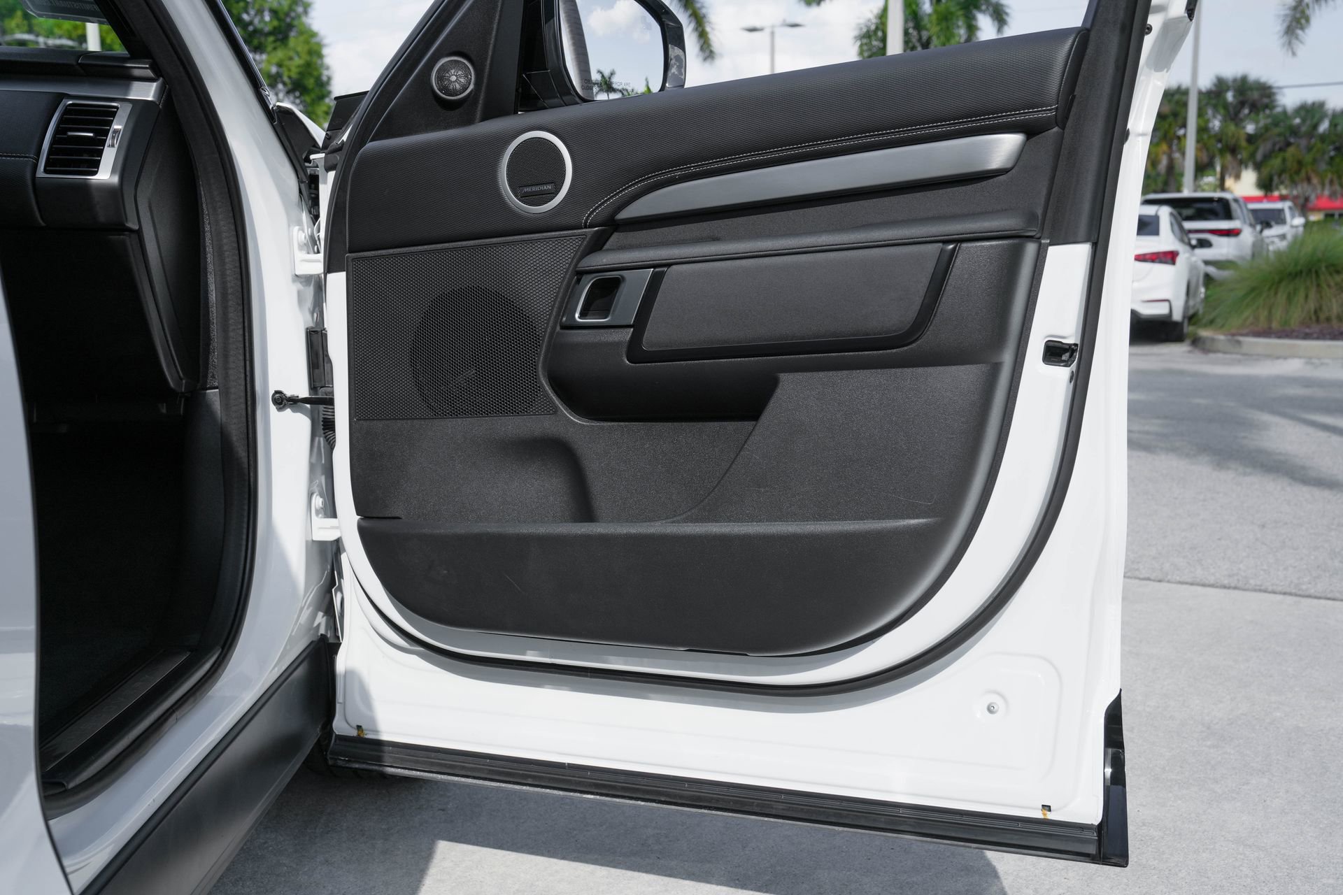 Used 2024 Land Rover Discovery Dynamic SE image 37