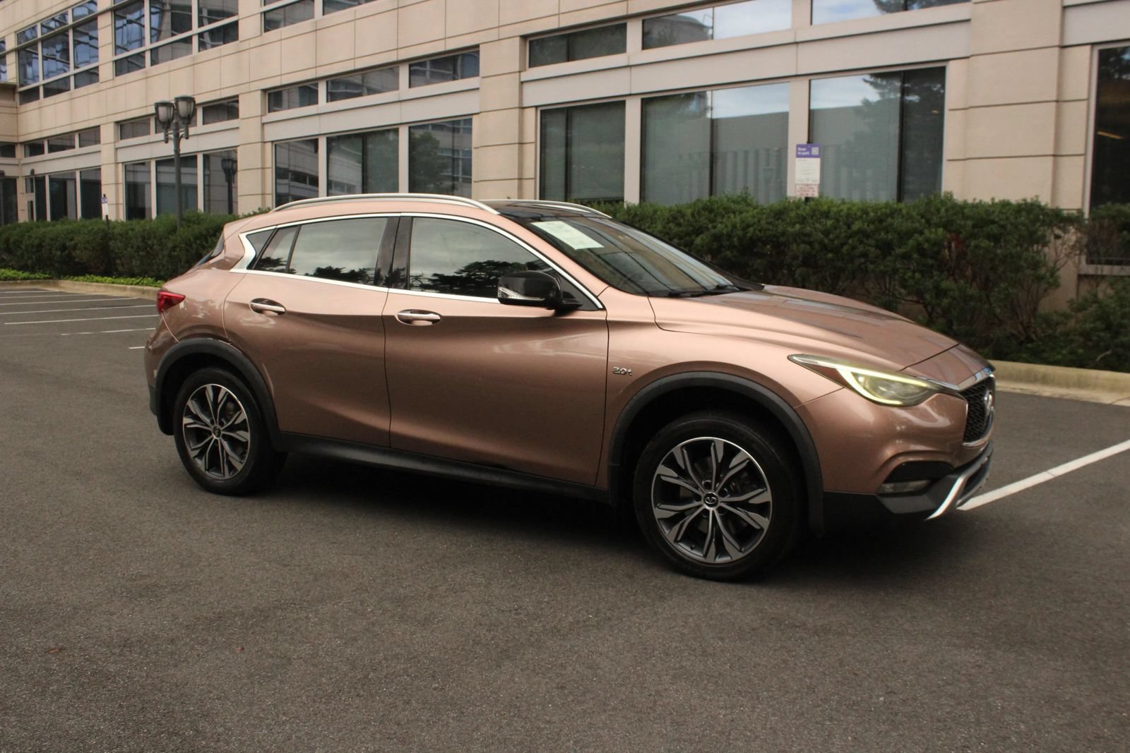 Used 2018 INFINITI QX30 Premium AWD/4WD image 2