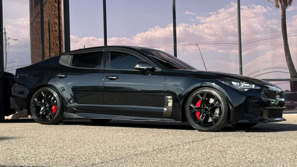 Used 2020 Kia Stinger GT1 RWD image 16