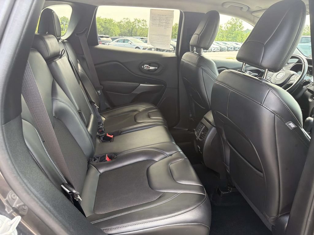 Used 2020 Jeep Cherokee Latitude Plus w/ Cold Weather Group AWD/4WD image 24