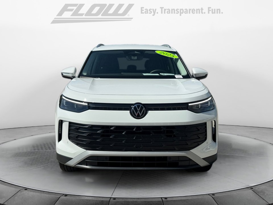 Used 2025 Volkswagen Tiguan SE image 3