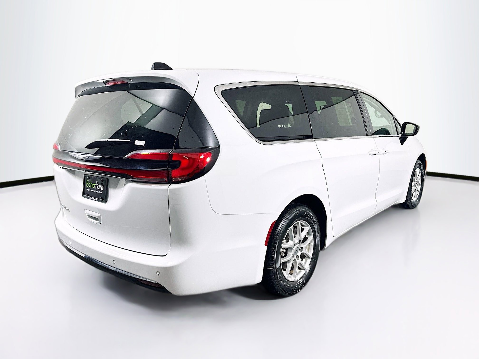 Used 2024 Chrysler Pacifica Touring-L image 9