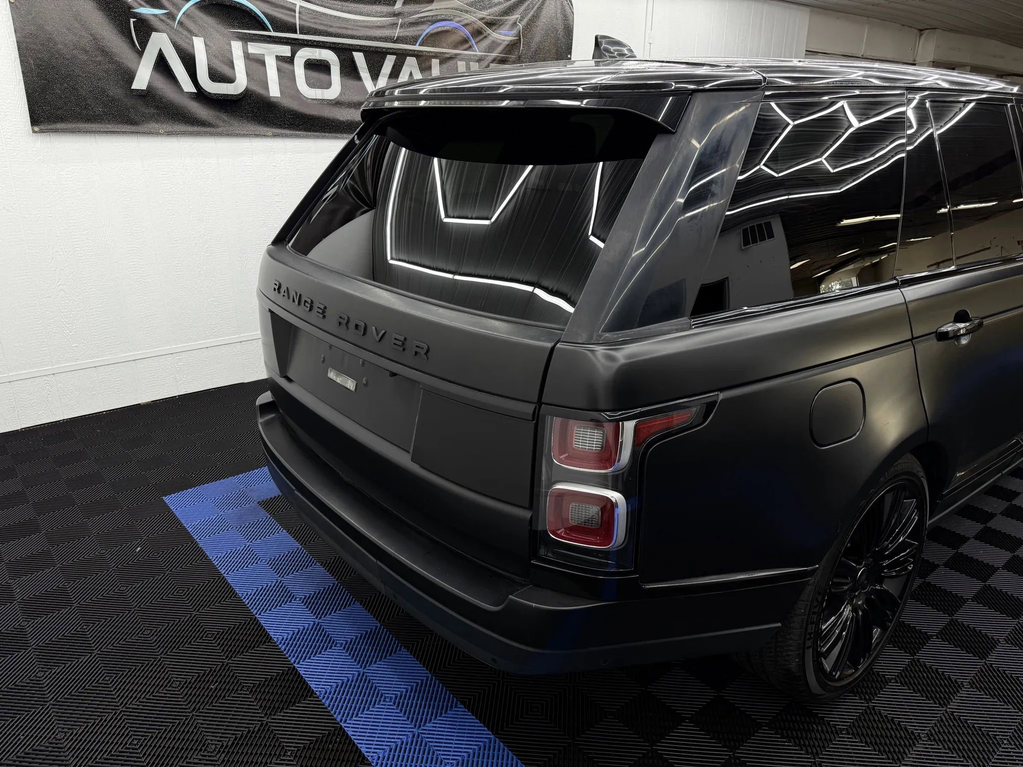 Used 2018 Land Rover Range Rover HSE image 3