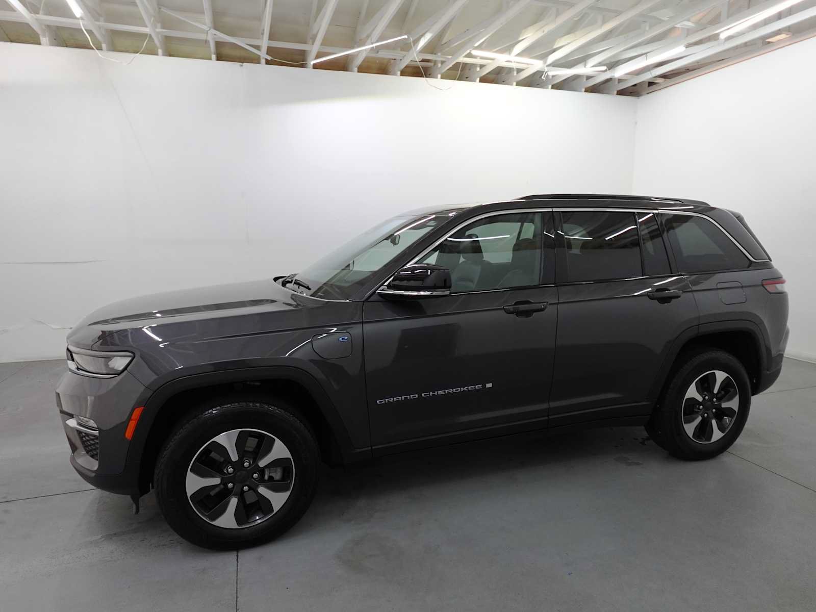 Used 2024 Jeep Grand Cherokee Limited 4xe w/ Trailer Tow Package AWD/4WD image 8