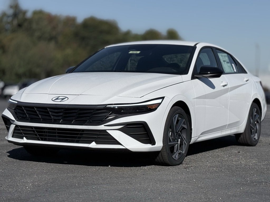 New 2025 Hyundai Elantra SEL image 3