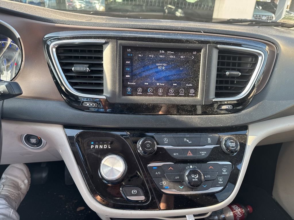 Used 2018 Chrysler Pacifica Touring-L FWD image 22