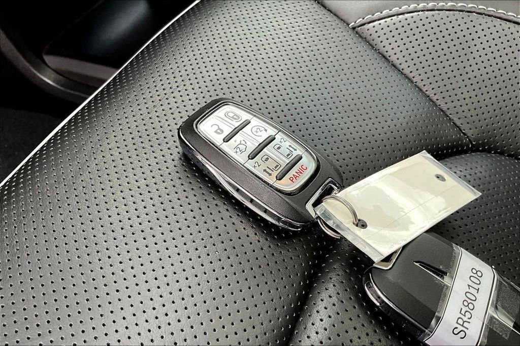 Used 2025 Chrysler Pacifica Limited image 38