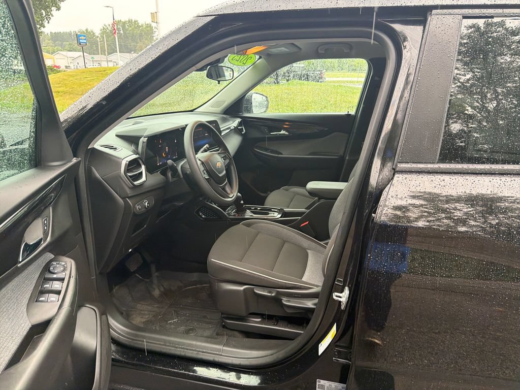 Used 2025 Chevrolet TrailBlazer LS w/ LS Convenience Package FWD image 10